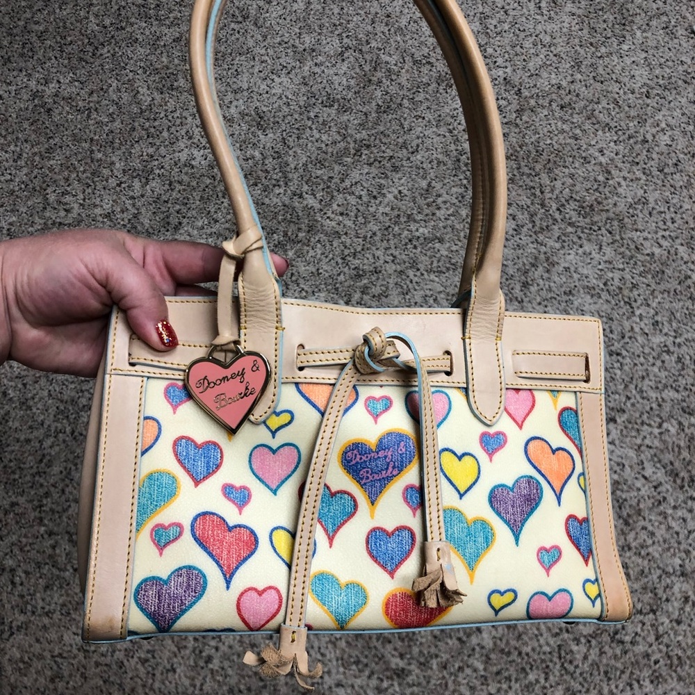 💜🛍 Cream & Heart Print Dooney and Bourke Purse.